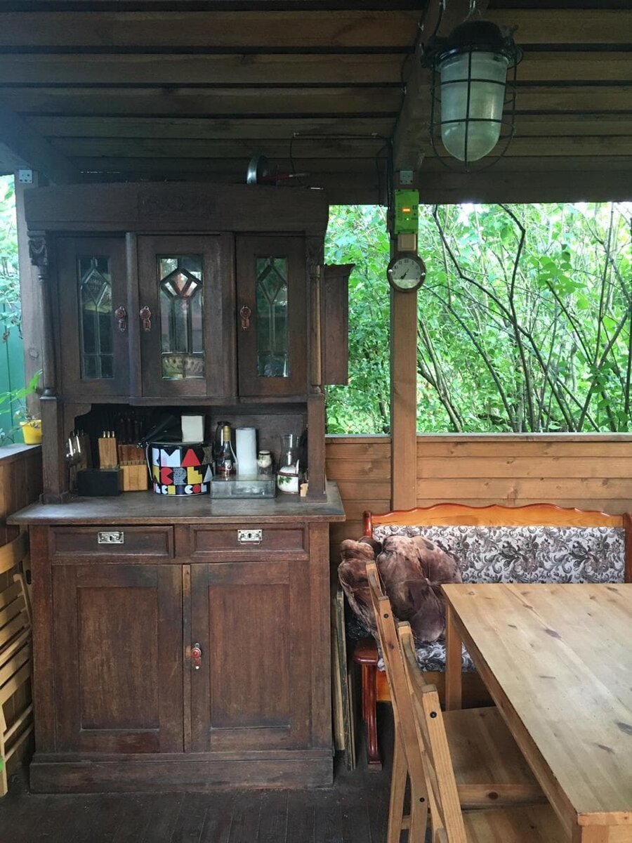 Старый буфет на даче. Фото из архива Надежды Васильевой.