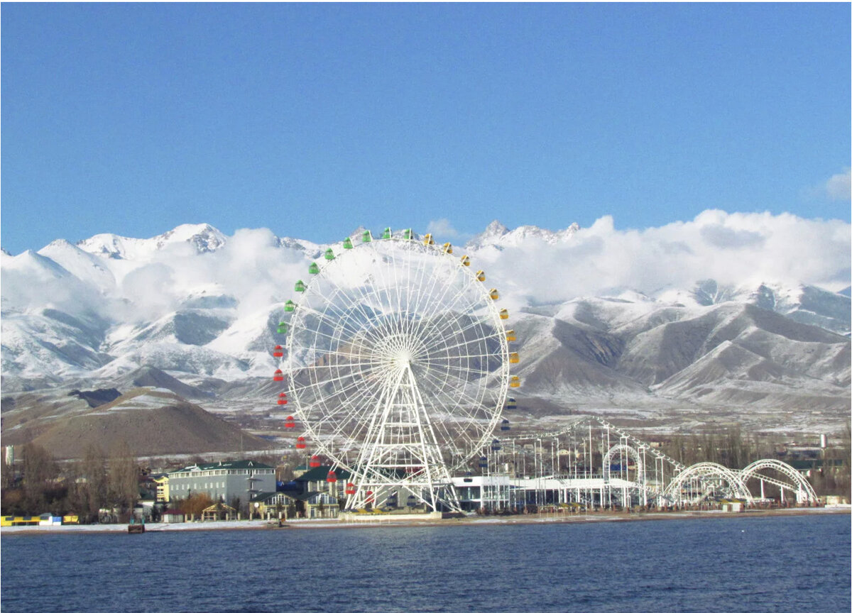 Колесо обозрения на берегу Иссык-Куля