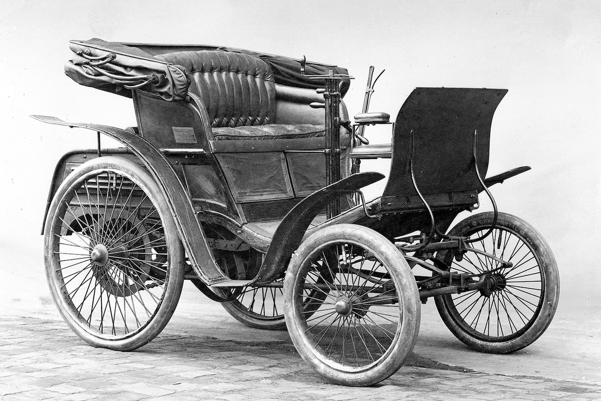 Первый автомобиль второй первую половину. Benz velo 1894. Автомобиль вело Бенц 1894 Карл Бенц. Карл Бенц первый автомобиль. Автомобиль Бенц вело 1895.