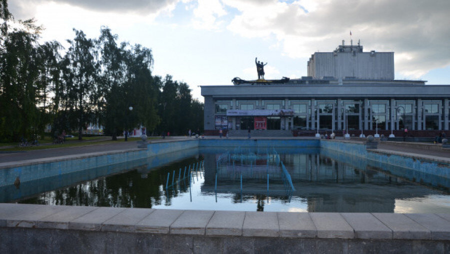 Театр драмы барнаул. Фонтан у театра драмы Барнаул. Фонтан у драмтеатра в 1985. Фонтан возле театра Барнаул. Драм театр фонтан до и после реконструкции.