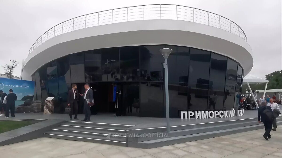     Экспозиция Приморского края, представленная на ВЭФ-2023 в павильоне на Улице Дальнего Востока, стала лучшей в номинации «Высокие технологии». Награду губернатору края Олегу Кожемяко вручил полпред президента РФ Юрий Трутнев.