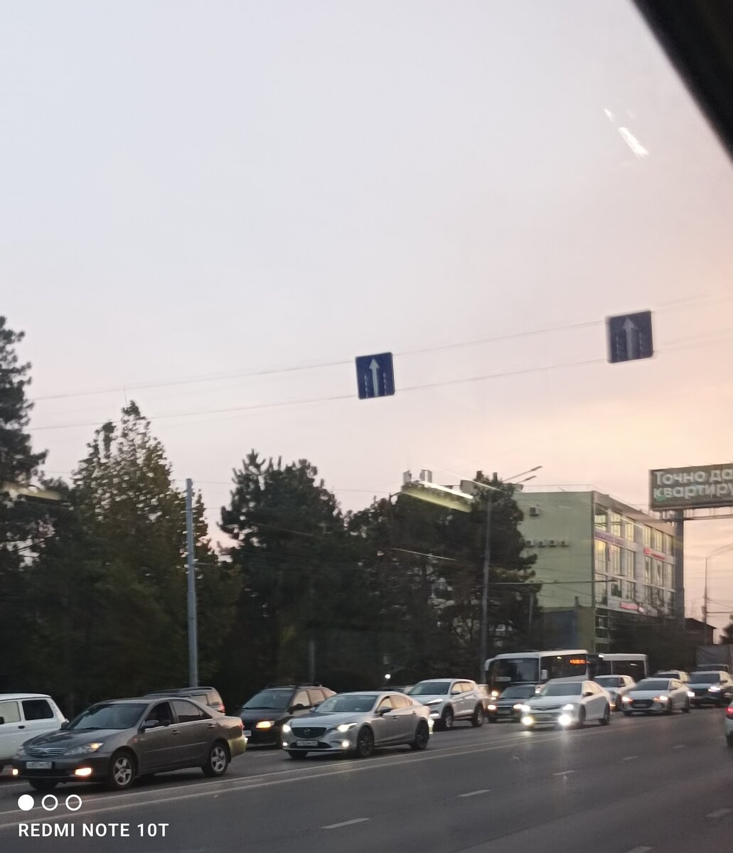 Фото автора.утро Краснодара из троллейбуса