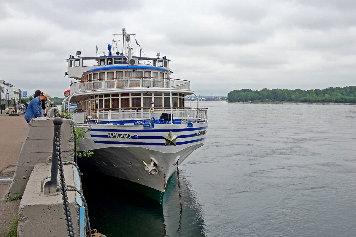     Два трехпалубных теплохода проекта 588/А, построенных еще в ГДР в 1953 и 1954 годах, до сих пор являются флагманами пассажирского енисейского флота