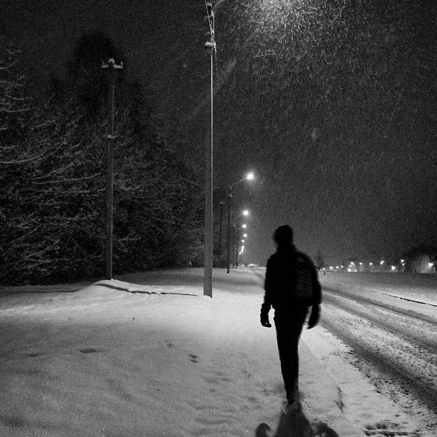 Время пацанов. Парень зимой ночью. Ночь снег мужчина. Одиночество зимой. Зима одинокий парень.