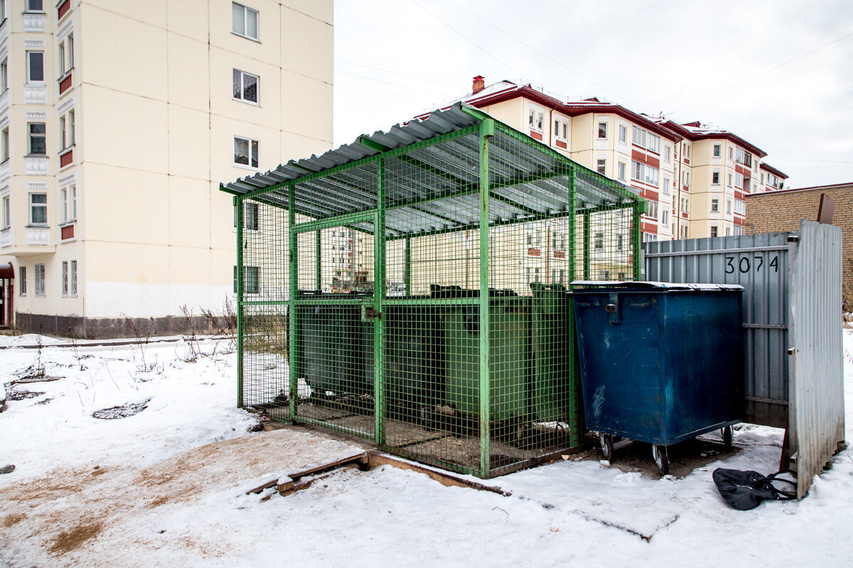 Безусловно, каждый желает жить в чистоте, но сами баки для мусора тоже должны где-то стоять и не всегда они находятся далеко от жилых домов.