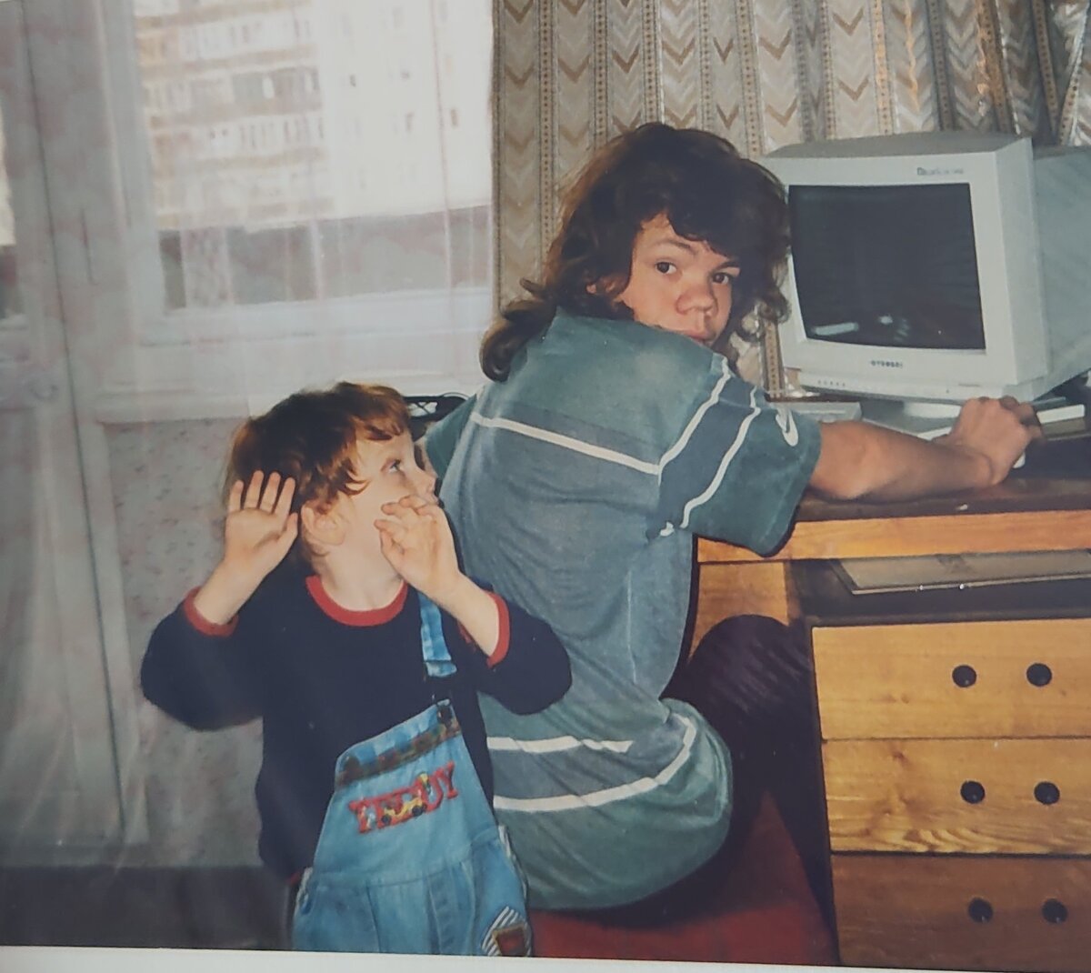 Конец 90-х...Нет ничего удивительного, что младшенький овладел компом одновременно с речью)))