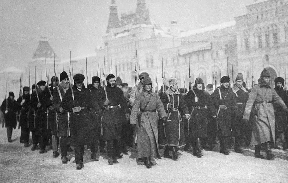 Сформированные части Красной Армии направляются на фронт. 1919 год.