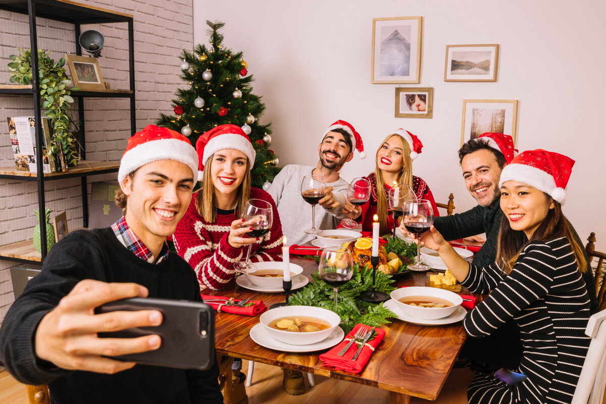 Friends family christmas. Рождественская вечеринка. Семейный Рождественский ужин. Рождественский ужин с друзьями. Рождество в США за столом.