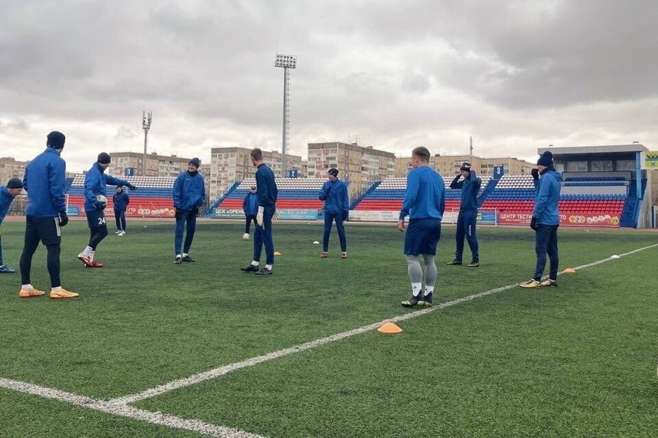    Барнаульские футболисты прибыли в Оренбург и провели тренировку. Фото: пресс-служба ФК «Динамо-Барнаул»