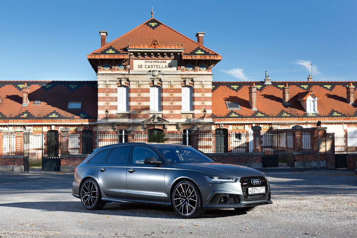 Нет, это не пленка. Это реальный заводской цвет Daytona Grey за 300 тысяч рублей.