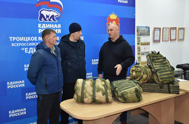    Два комплекта со спальниками, рюкзаками и прочим выдали двум отправляющимся на СВО бойцам