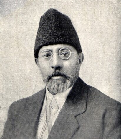 Махмуд-бек Тарзи (1865—1933) — афганский писатель, поэт, редактор, издатель, переводчик, журналист, просветитель, общественный и политический деятель, идеолог и вдохновитель движения младоафганцев