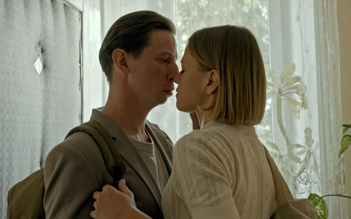 Дмитрий Лысенков родился и вырос в Ленинграде, в этом же городе он стал известным театральным артистом. Однако карьера в кино и сериалах далась ему не так быстро.-7