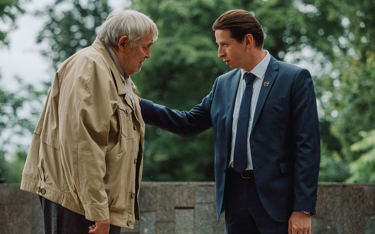 Дмитрий Лысенков родился и вырос в Ленинграде, в этом же городе он стал известным театральным артистом. Однако карьера в кино и сериалах далась ему не так быстро.-5