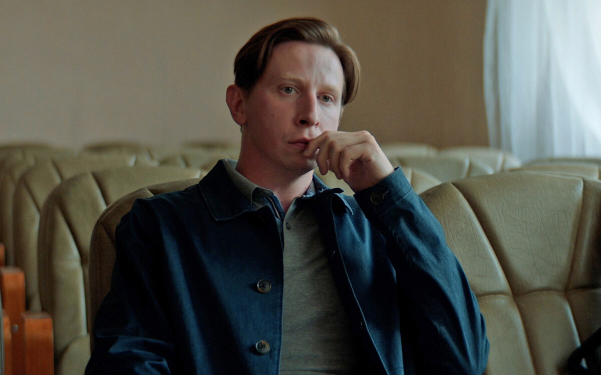 Дмитрий Лысенков родился и вырос в Ленинграде, в этом же городе он стал известным театральным артистом. Однако карьера в кино и сериалах далась ему не так быстро.-11