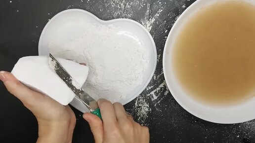 Вырезаю тарелочку из куска мела