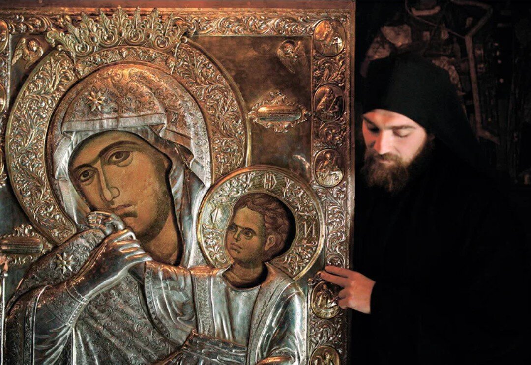 Монахи Ватопедского монастыря чтут память Пресвятой Богородице и отдают большую благодарность за спасения монастыря в 807 году.