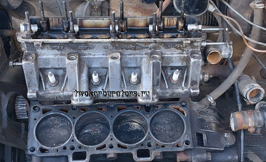 Почему в одном цилиндре двигателя свеча в масле, а в других нет ...