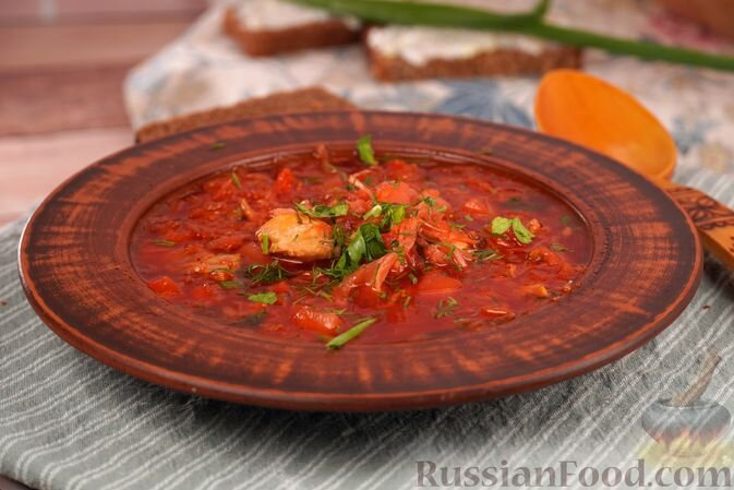 говядина, свекла, капуста квашеная, картофель, перец болгарский красный, морковь, лук репчатый, зелень, томатная паста, масло растительное, лавровый лист, чеснок, сало солёное, хлеб, соль, перец чёрный молотый