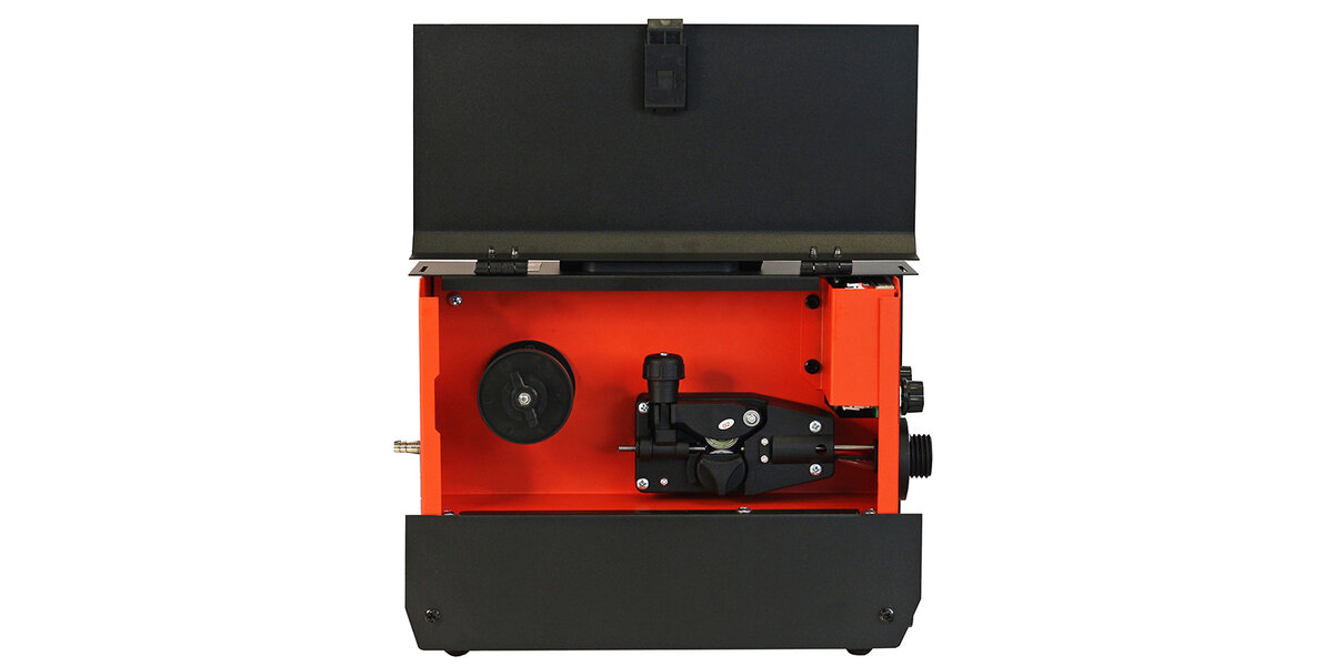 Под "капотом" у сварочного инверторного аппарата грамотно выполненный металлический механизм протяжки установки и протяжки проволоки. На крышке изнутри указана графическая инструкция как установить проволоку в аппарат, а затем протянуть в механизм. 