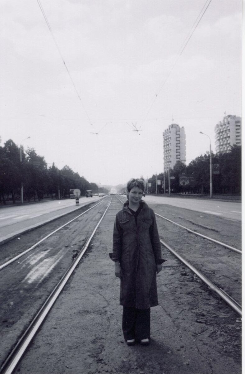 Точная дата, когда это фото было сделано, история не сохранила. Но доподлинно известно, что джинсовые плащи были в моде в начале 2000-х