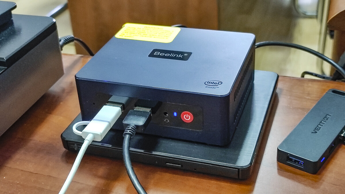 Компьютер BeeLink - больше года работы в офисе. (Источник: фото автора)