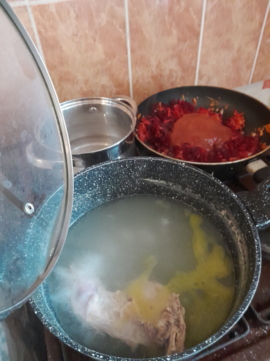 Домашний бульон даёт свой вкус. Отлично, так же, подходит говядина.