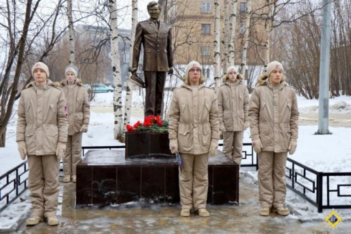    В Инте открыли памятник погибшему капитану милиции Сергею Кулешову