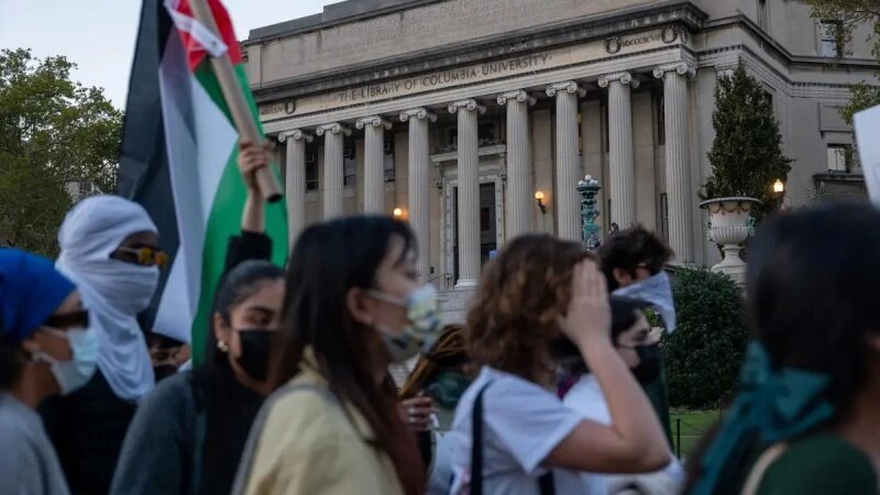 Студенты Колумбийского университета участвуют в митинге в поддержку Палестины в университете 12 октября 2023 года. (Spencer Platt/Getty Images)