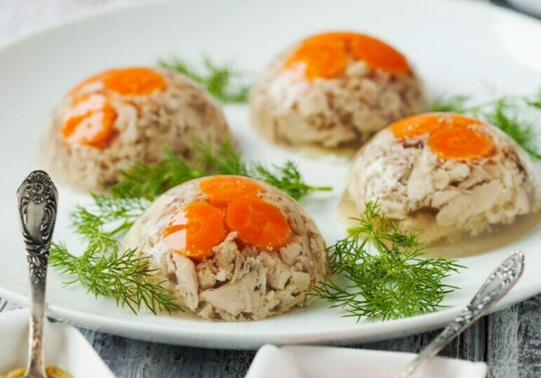 Холодец из курицы от свекрови: варится "неправильно", но вкуснее не ела, крепче не видела. И что сделать для вкуса "настоящей" курочки