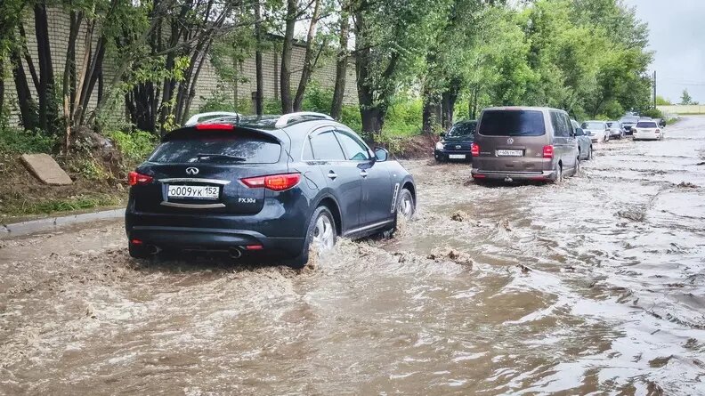     В Ростове-на-Дону из-за прошедшего дождя ливневки не справились со своей задачей, что привело к подтоплениям, сообщили местные жители в соцсетях.