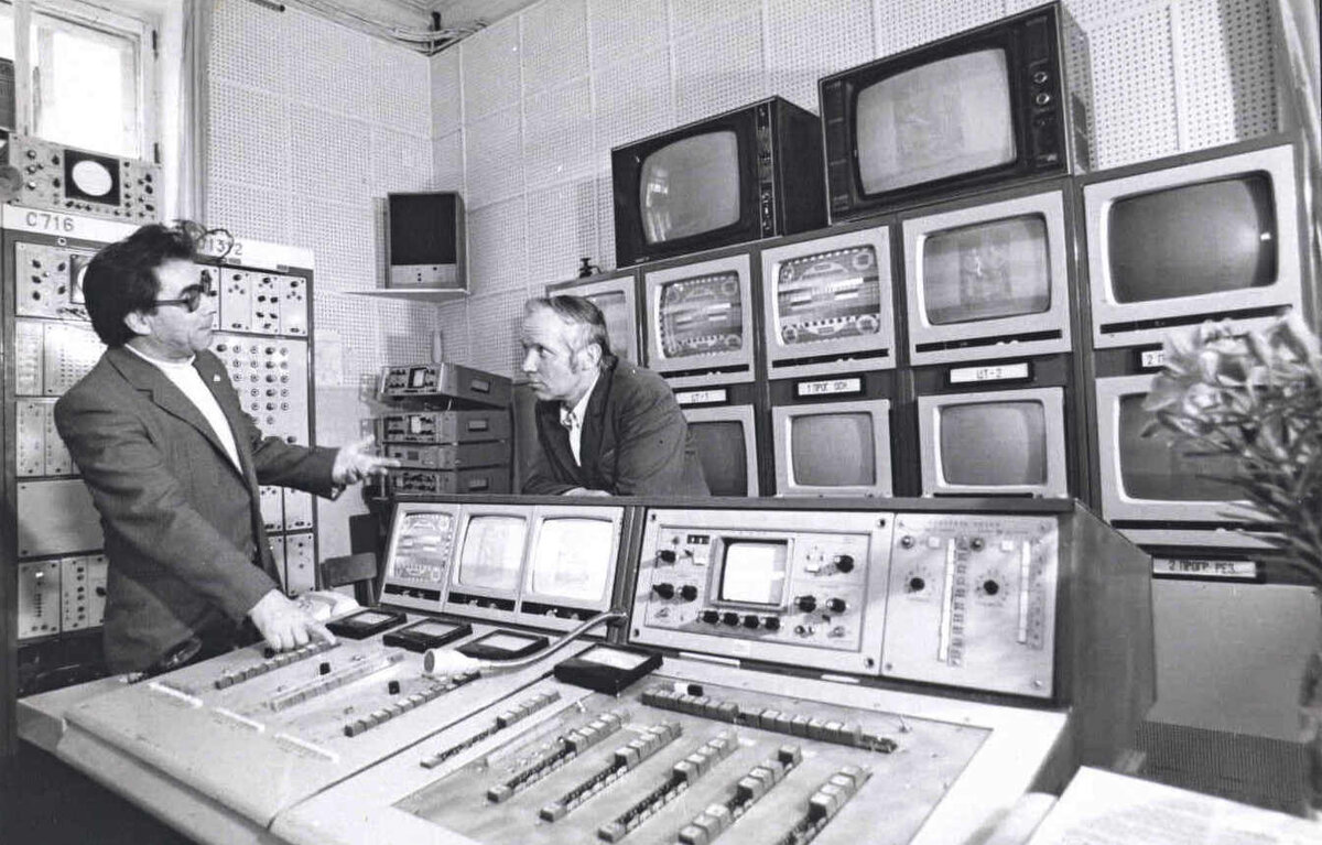 Вещание 1 1. Центральная студия телевидения 1951 год. Телевидение СССР. Вещание. Телеканал о начало вещания.