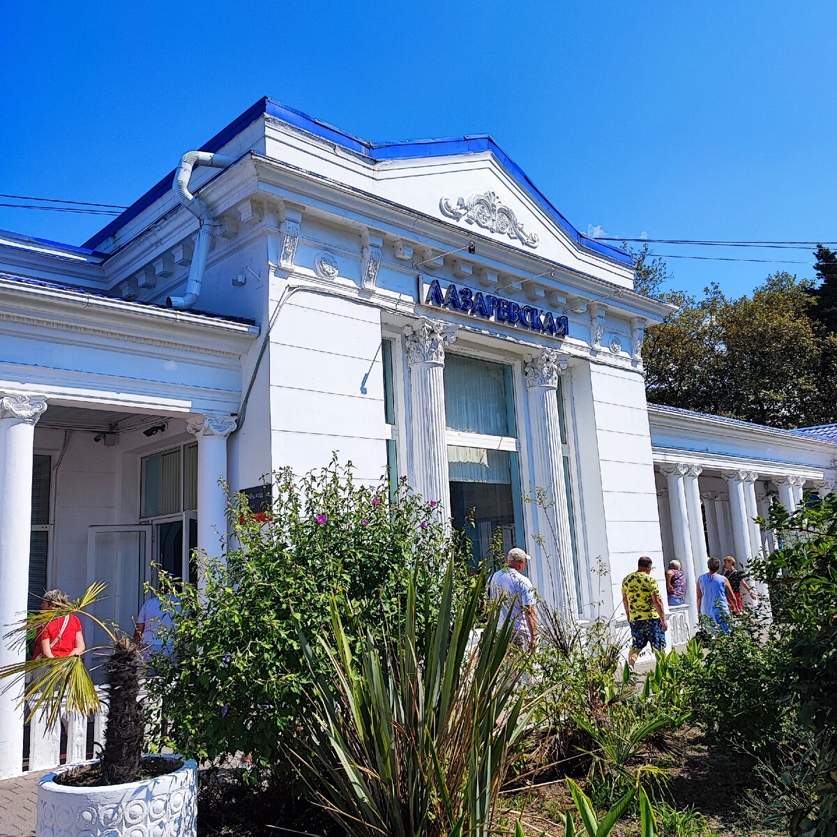 здание вокзала ж/д станции Лазаревская