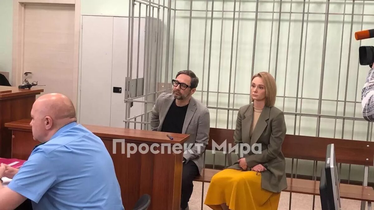     В Красноярске телеведущего Максима Гуревича и Екатерину Романюк начали судить. Их обвиняют в мошенничестве.