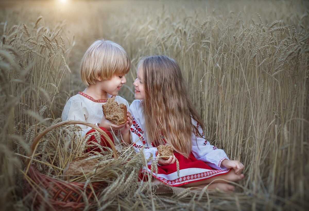 Природа традиций. Славянские дети. Красивые славянские дети. Славянский стиль на детей. Девочка с колосьями.