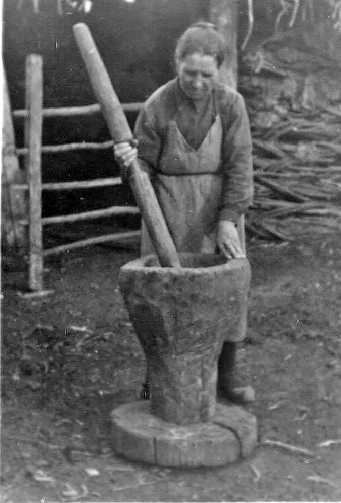 Ее в ступе не толкут. Ее в ступе не толкут. Толочь воду в ступе фразеологизм. Толочь воду в ступе. 1878.