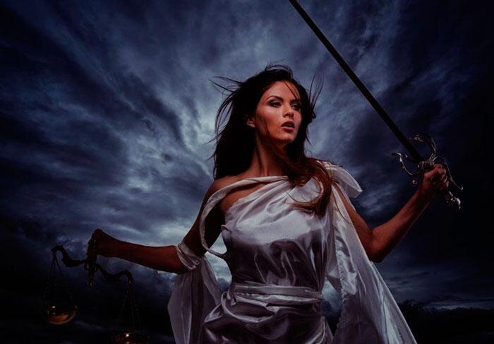 Δίκη — Дике, дочь Зевса и Темиды, одна из Ор, богиня справедливости и всемирной гармонии. Именно она стоит у трона Зевса, а вовсе не её мать — Темида.