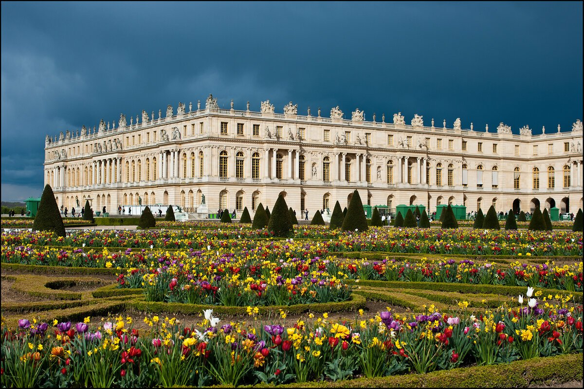 Версаль под. Версальский дворец дворцы Франции. Королевский двор Версальского дворца. Королевская резиденция Версаль. Замок Версаль в Париже.