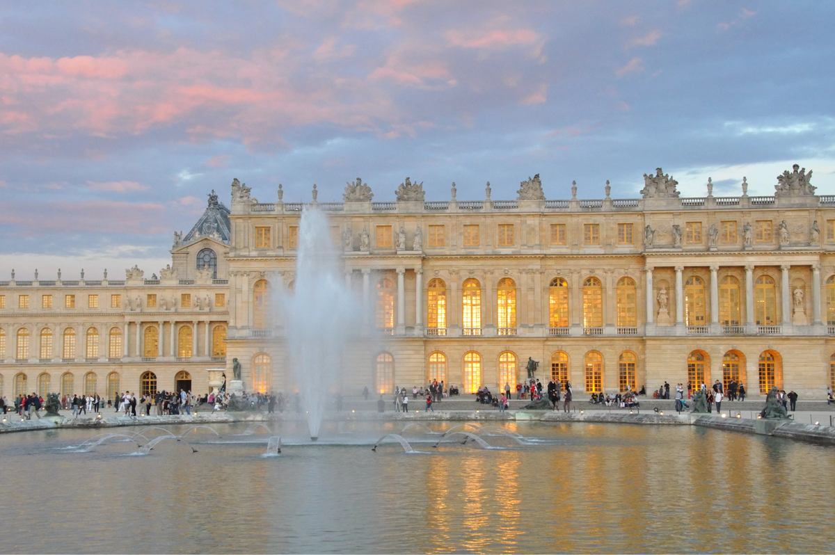 Версальский дворец дворцы Франции. Королевский двор Версальского дворца. Версальский дворец Версаль классицизм. Замок Версаль Франция. Почему версаль