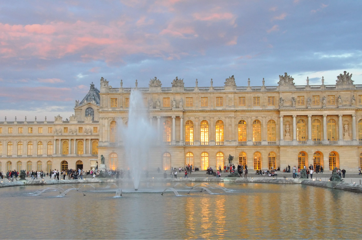 Versailles. Версальский дворец Версаль Франция. Версаль Франция Королевский двор. Королевская резиденция Версаль. Королевский дворец в Версале.