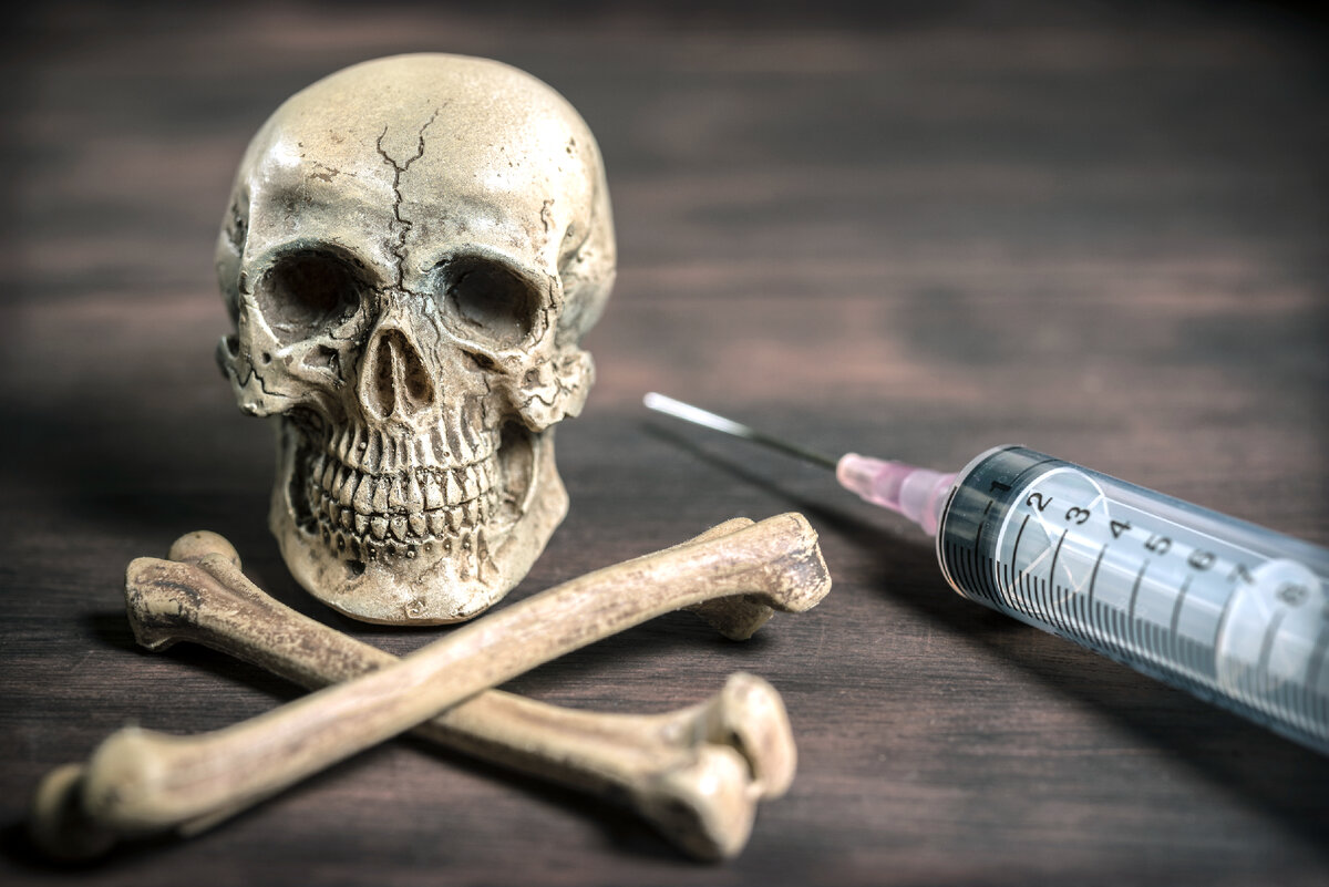 <a href="https://ru.freepik.com/free-photo/human-skull-and-crossbones-drug-addict-concept_1131235.htm#query=%D0%B3%D0%B5%D1%80%D0%BE%D0%B8%D0%BD&position=11&from_view=search&track=sph">Изображение от Waewkidja</a> на Freepik