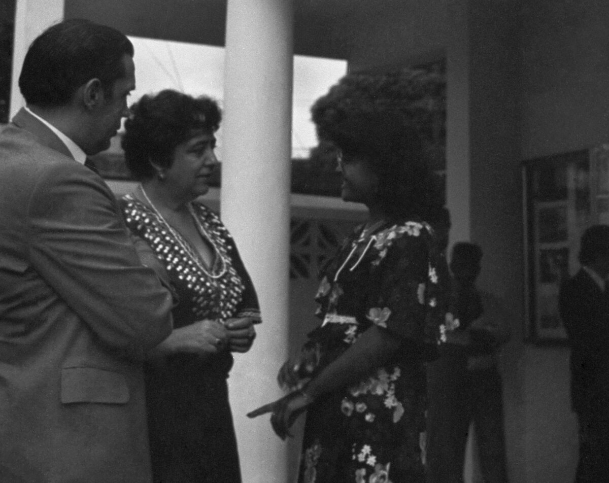 Родители Екатерины Рождественской поэт Роберт Рождественский и критик Алла Киреева конференции Ассоциации писателей стран Азии и Африки. Маврикий. Порт-Луи. 1979 год.