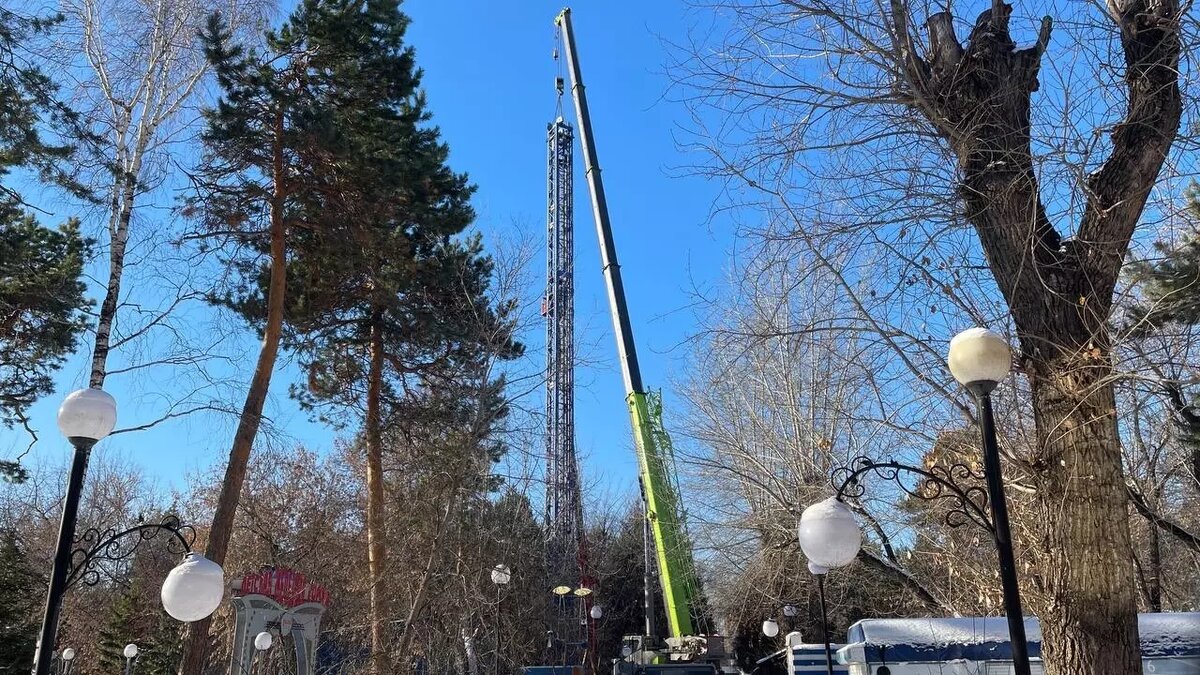     В Центральном парке Красноярска начали разбирать аттракционы. «Проспект Мира» узнал, вернутся ли они на прежнее место после ремонта парка.