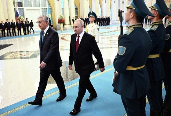    Президент РФ Владимир Путин и президент Республики Казахстан Касым-Жомарт Токаев (слева)