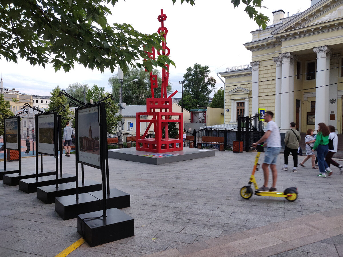 Сквер на Хитровке, Москва. Мощение гранитными плитами, гранитный цоколь для современной скульптуры, каменные лестницы, фонтан, бортовой камень