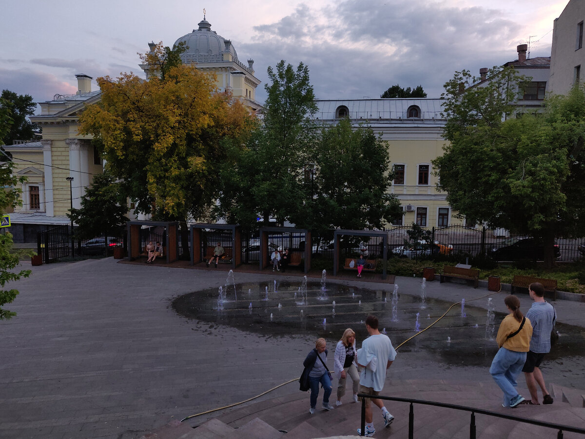 Сквер на Хитровке, Москва. Мощение гранитными плитами, гранитный цоколь для современной скульптуры, каменные лестницы, фонтан, бортовой камень