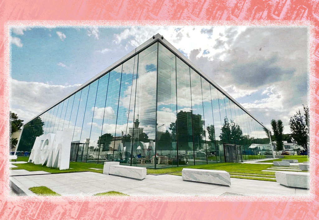 Фасад павильона сделан из 12-метровых прозрачных стёкол. Источник: сообщество во ВКонтакте «Павильон „АТОМ“»