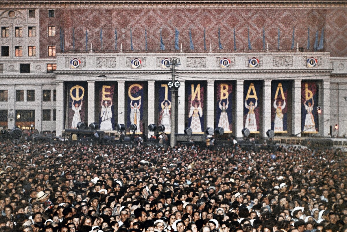    Открытие VI Всемирного Фестиваля молодежи и студентов в Москве 28 июля 1957 года. / Фото: Анатолий Гаранин / РИА Новости