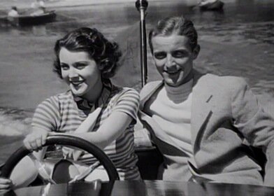 Фрэнсис Ди (Сондра Финчли) и Филипп Холмс (Клайд Гриффитс) в экранизации 1931 г. 