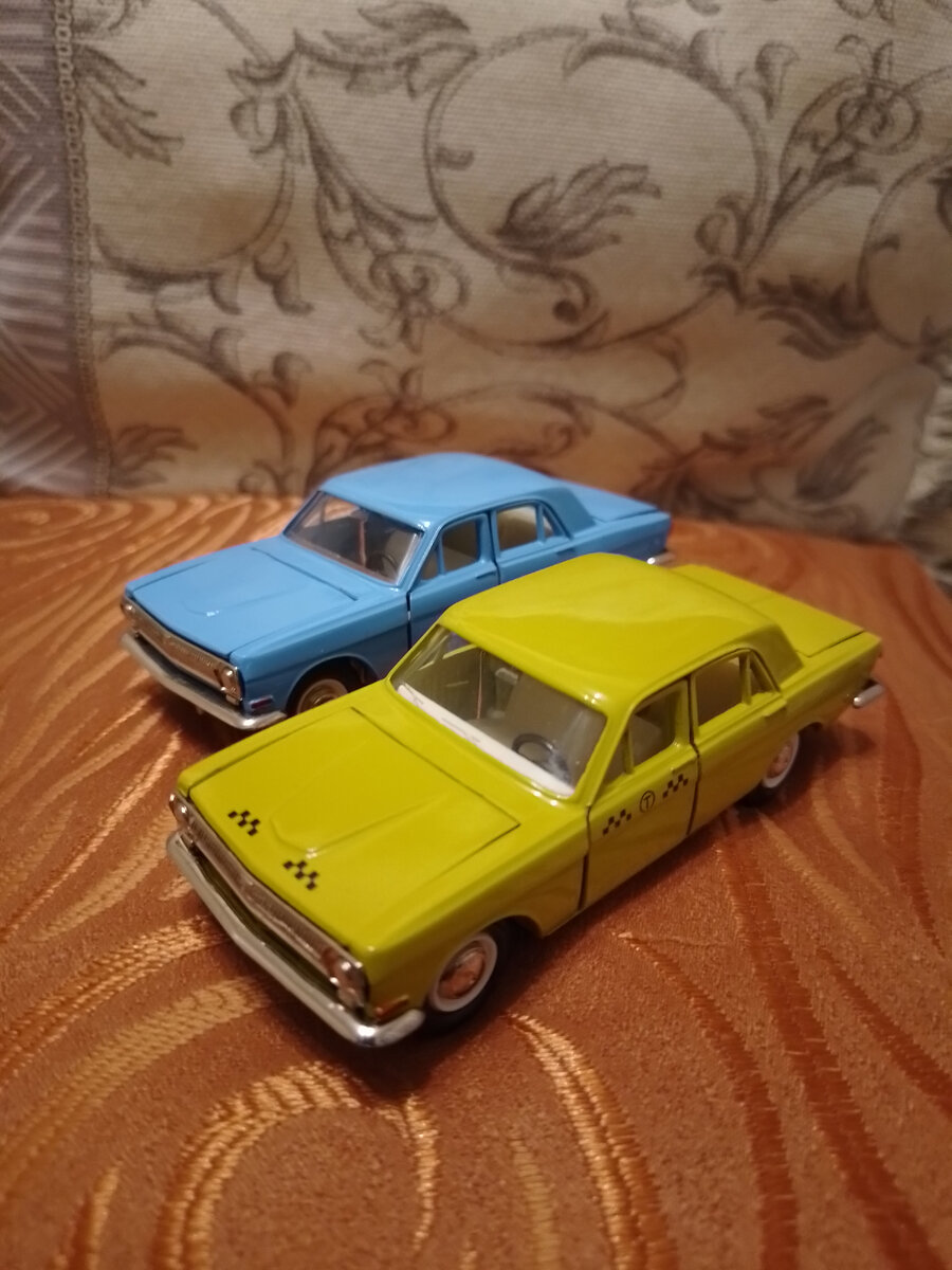 Две уже пост номерные модели Волг. Их выпускали паралельно в Нижнем Новгороде ( Горьком), на заводе ГАЗ, где собственно и делали настоящие машины. И в Саратове ( на Тантале). Модель в вариации такси -саратовского производства, голубая -горьковская.